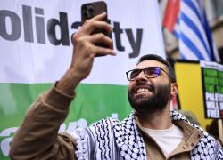 Bristol, fotoreporter di Gaza Motaz Azaiza sul palco dei Massive Attack a Clifton Downs: "Più di 40mila persone uccise dall’occupazione israeliana" - VIDEO
