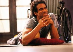 Addio a Obi Ndefo, morto a 51 anni l'attore di Dawson's Creek per infarto causato dall'ortoressia, nel 2019 aveva perso le gambe in un incidente