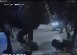 Proteste Israele contro Netanyahu, poliziotto a cavallo calpesta sorella di ostaggio e non la soccorre tra urla della folla - VIDEO
