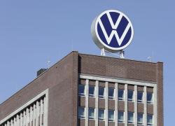 Volkswagen verso chiusura di uno stabilimento in Germania, prima volta nelle storia, pesa transizione green; obiettivo riduzione costi per € 10 mld