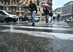 Maltempo in Liguria, rii esondati e famiglie evacuate, ferma la circolazione dei treni e frana in A10