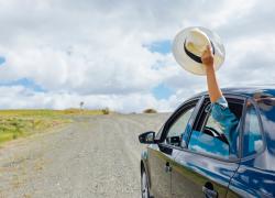 Perde tutto ed è costretto a vivere in auto: per i professionisti dell'informazione è il nuovo fantastico stile di vita cool
