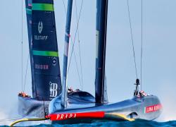 Louis Vuitton Cup, Luna Rossa squalificata contro Alinghi, superato il limite del campo di regata per "guasto tecnico", perso spareggio contro Ineos 