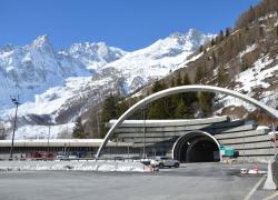 Monte Bianco, 4 alpinisti dispersi, bloccati sulla vetta per il maltempo: "Veniteci a prendere o moriremo congelati"