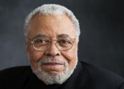Addio a James Earl Jones, morto il doppiatore di Darth Fener in Star Wars e Mufasa del Re Leone, aveva 93 anni