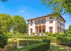 Villa Agnelli Piaggio in vendita per 16mln di €, la storica tenuta da 400 ettari con 3 piscine e 13 appartamenti nel comune di Montopoli Val D'Arno