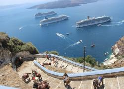 Grecia, arriva la tassa di 20 euro per i crocieristi che sbarcano a Mykonos e Santorini
