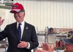 Biden con il cappello di Trump in testa, un sostenitore del tycoon: "Me lo firmi? Ti ricordi il tuo nome?", lui: "No, sono vecchio", i repubblicani: "Grazie per l'autogol" - VIDEO
