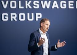 Volkswagen accelera sui tagli: "Possibili 15mila licenziamenti e chiusura di impianti, non esiste piano B per la crisi del settore in Europa"