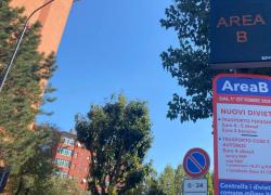 Milano, l'auto è sul carro attrezzi ma viene multata dalle telecamera perché entra in Area B