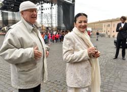 Addio a Beppe Menegatti, morto il marito di Carla Fracci e regista teatrale, era ricoverato da giorni, aveva 95 anni