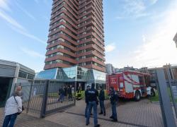 Incendio a Milano in via Trasimeno, evacuato palazzo di 19 piani: 3 intossicazioni da fumo, le fiamme partite da bilocale all’8° piano