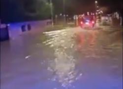 Maltempo Emilia Romagna, seconda notte di alluvioni e ancora allerta rossa, Lugo invasa dall'acqua e gente sui tetti, tromba d'aria a Cento - VIDEO