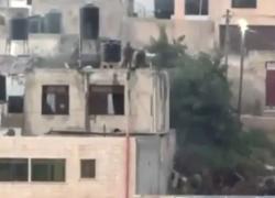 Cisgiordania, soldati israeliani gettano corpi di 4 palestinesi giù da un tetto dopo scontro a fuoco a Qabatiya - VIDEO