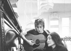 A Venezia 81, "One to One: John e Yoko" apre la porta sull'inedito dell'unione Lennon-Ono con un faro su Yoko