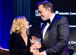 Musk e Meloni “in love” dopo la foto diventata virale: “Giorgia è più bella dentro che fuori”, la premier: “Genio prezioso”