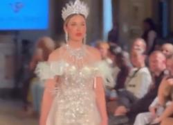 La moglie di El Chapo Emma Coronel sfila per April Black Diamond alla Milano Fashion Week, scoppia la polemica, Cnmi: “Non era in programma” - VIDEO