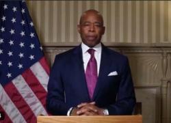 Eric Adams incriminato per reati federali, sindaco dem di New York accusato di corruzione: "Donazioni illegali prima delle elezioni"
