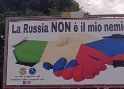 "La Russia non è il mio nemico", primo canale federale russo sui cartelloni affissi in Italia: "Europei chiedono stop armi a Kiev" - VIDEO