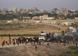Gaza, aerei da guerra israeliani bombardano i campi profughi di Nuseirat e Jabalia, i raid all’alba causano 8 morti – VIDEO