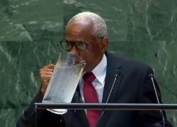 Assemblea generale Onu, il leader haitiano Edgar Leblanc Fils beve acqua dalla caraffa e non dal bicchiere e se la versa addosso - VIDEO
