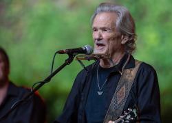 Addio a Kris Kristofferson, morto a 88 anni alle Hawaii il musicista country e attore con Barbra Streisand in 'È nata una stella'