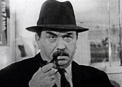 Maigret, chi sei? E' l'altra faccia del suo creatore, è ciò che Simenon (ma anche ciascuno di noi) non ha saputo essere se non per finta. 