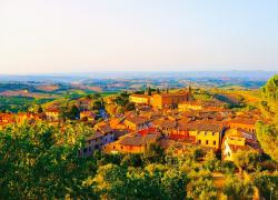 Pienza, vicoli che impongono baci e poetiche atmosfere autunnali: la fuga a due è servita tra “nana”, arte e storia 
