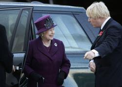Regina Elisabetta, Boris Johnson: "Morta per cancro alle ossa, negli ultimi giorni era pallida e curva, aveva lividi scuri su mani e polsi"