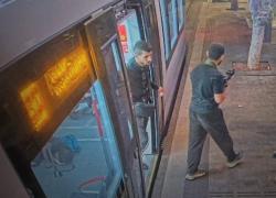 Attentato Israele, a Jaffa 2 uomini armati di fucile d’assalto e coltello sparano alla fermata della metro e uccidono 6 persone - VIDEO