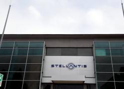 Stellantis, concessionari contro Tavares, lettera a von der Leyen: “Crollo 44% vendita auto elettriche, rinviare 2027 limiti emissioni” 