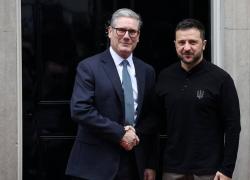 Zelensky da Parigi a Roma alla ricerca di armi, mattinata a Londra con Starmer e Rutte per il "piano della vittoria", domani udienza dal Papa poi a Berlino