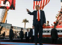 California, uomo armato al comizio di Trump arrestato e poi rilasciato: "Aveva munizioni in macchina", tycoon scampa al terzo attentato