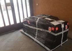 Senetic Italia e il corriere DB Schenker, i disservizi nelle consegne: lasciano un pacco da 150 kg all'ingresso di un condominio in centro a Milano bloccando l'accesso