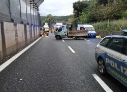 Genova, finiscono contro un guardrail sull'autostrada A10, morto un operaio e un altro ferito gravemente