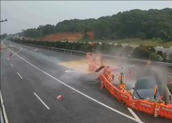 Tesla si schianta contro un cantiere autostradale e prende fuoco, conducente: “Avevo il pilota automatico” - VIDEO