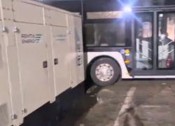 Torino, autobus elettrici GTT alimentati da generatore a gasolio: "L'inquinamento e le emissioni non si riducono ma si spostano da un luogo all'altro" - VIDEO