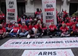 New York, proteste contro Israele a Wall Street: “Basta finanziamenti al genocidio, lasciate vivere Gaza”, 206 arrestati - VIDEO