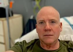Larry Lowe, 54enne nord-irlandese affetto da neuropatia trigeminale dopo vaccino Covid Pfizer: "Ero in forma, seconda dose mi ha distrutto"