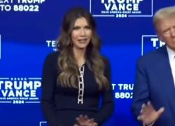 Trump balla per 40 minuti durante comizio in Pennsylvania interrotto per due malori improvvisi: "Mettete l'Ave Maria di Pavarotti bello forte" - VIDEO