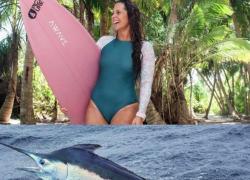 Indonesia, la surfista Giulia Manfrini morta trafitta da aguglia imperiale a 36 anni, ferita da taglio di 5 cm al cuore