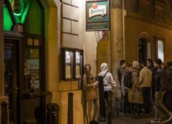Praga vieta i tour notturni organizzati nei pub per il troppo rumore e la presenza di ubriachi 