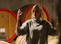 L’idrosommelier, nuova figura professionale che distingue le sfumature di sapore delle acque e suggerisce gli abbinamenti con vino e  piatti a tavola.
