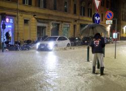Maltempo Emilia Romagna, nuova allerta meteo, scuole chiuse e smart working a Bologna, ipotesi porte chiuse per partita contro Milan