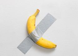 La banana di Maurizio Cattelan va all'asta a New York per oltre un milione di dollari