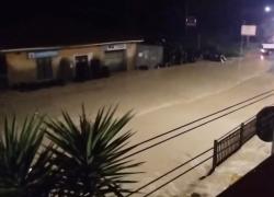Maltempo in Toscana, allagamenti a Cecina, esondati torrenti nel Pisano, 15 persone recuperate dai tetti delle auto - VIDEO