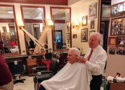 Addio a Franco Alfonso, morto a Palermo il barbiere di Mattarella protagonista del fuorionda durante il lockdown, aveva 85 anni