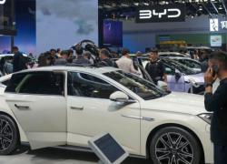 Commissione Ue, dazi su auto elettriche cinesi dal 31 ottobre: “Sussidi statali sleali”, +17% per Byd, +18% Geely e +35,3% Saic