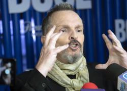 Alluvione Spagna, Miguel Bosé: "Il cambiamento climatico non esiste, è colpa di criminali malvagi che con scie chimiche causano dolore"