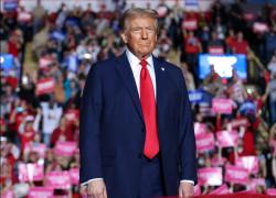 Assalto a Capitol Hill, giudice sospende il caso contro Trump, Fbi: "Sventato complotto dell'Iran per uccidere il tycoon"